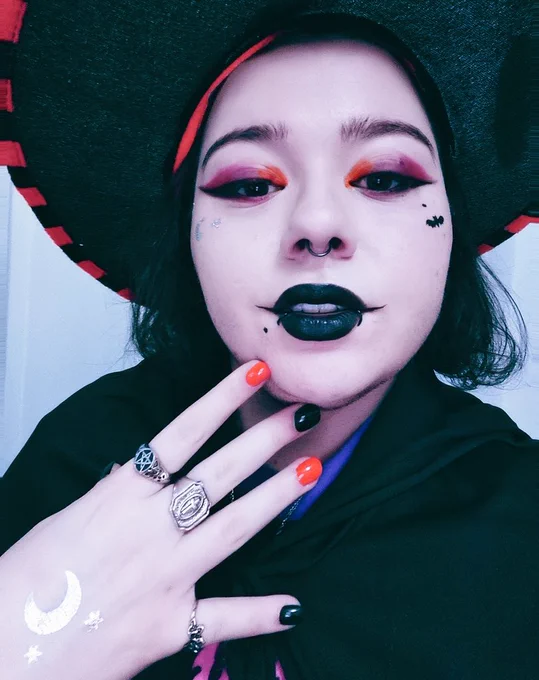 tonight i'm a cute witch  wish yall a happy halloween! 