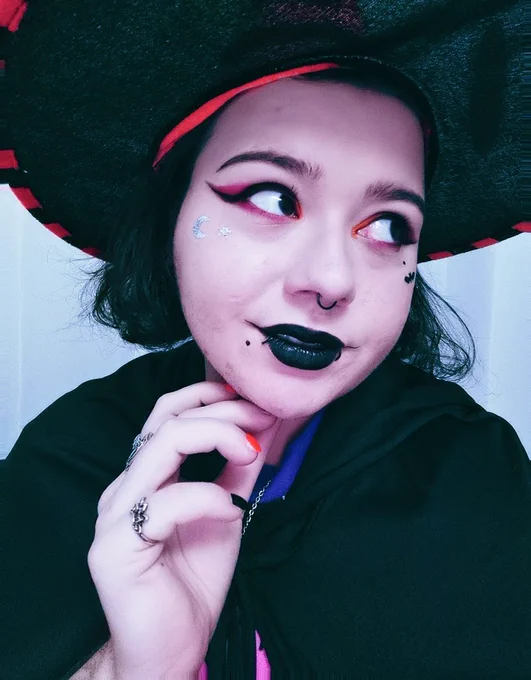tonight i'm a cute witch  wish yall a happy halloween! 