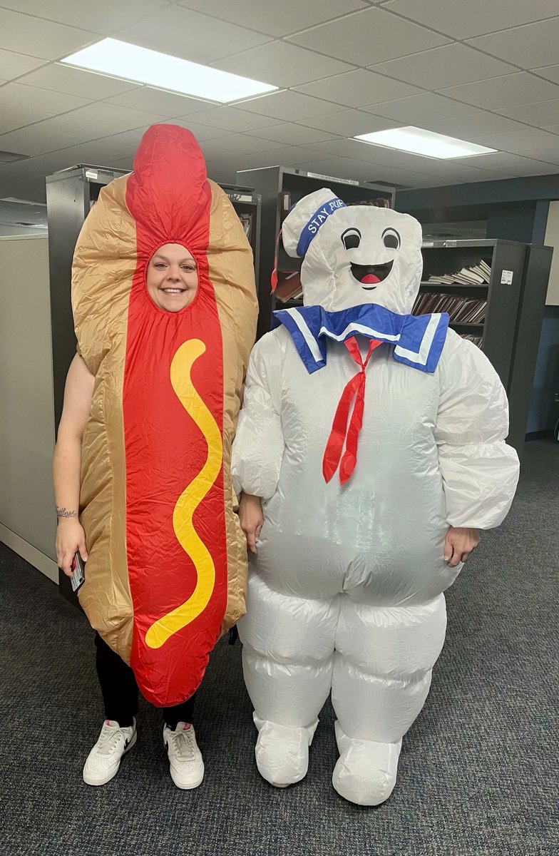 YoungWilliamsPC's tweet photo. 🎃👻HAPPY HALLOWEEN from #YoungWilliams!

Our office in Omaha is ready. It was all about the contests:

🎃Pumpkin Carving
🤔Halloween Trivia
👻Costume 

🍕Pizza Luncheon (not the hotdog 😉) https://t.co/E0Wy7jHYNW