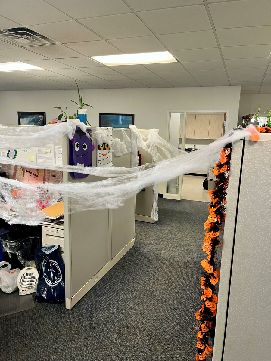 YoungWilliamsPC's tweet photo. 🎃👻HAPPY HALLOWEEN from #YoungWilliams!

Our office in Omaha is ready. It was all about the contests:

🎃Pumpkin Carving
🤔Halloween Trivia
👻Costume 

🍕Pizza Luncheon (not the hotdog 😉) https://t.co/E0Wy7jHYNW
