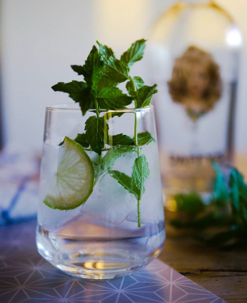 𝘿𝙖𝙛𝙛𝙮'𝙨 𝙎𝙤𝙪𝙩𝙝𝙨𝙞𝙙𝙚
5 cl <a href="/DaffysGin/">Daffys Gin</a> 
2,5 cl zumo de lima fresco
1 cl azúcar líquido
5 hojas de menta
Angostura Bitters bit.ly/3nTDbzu #scottishspirits #destiladosescocia #scotlandisnow #scotlandisopen #daffysgin #ScottishGin #ginebra #receta #clasico