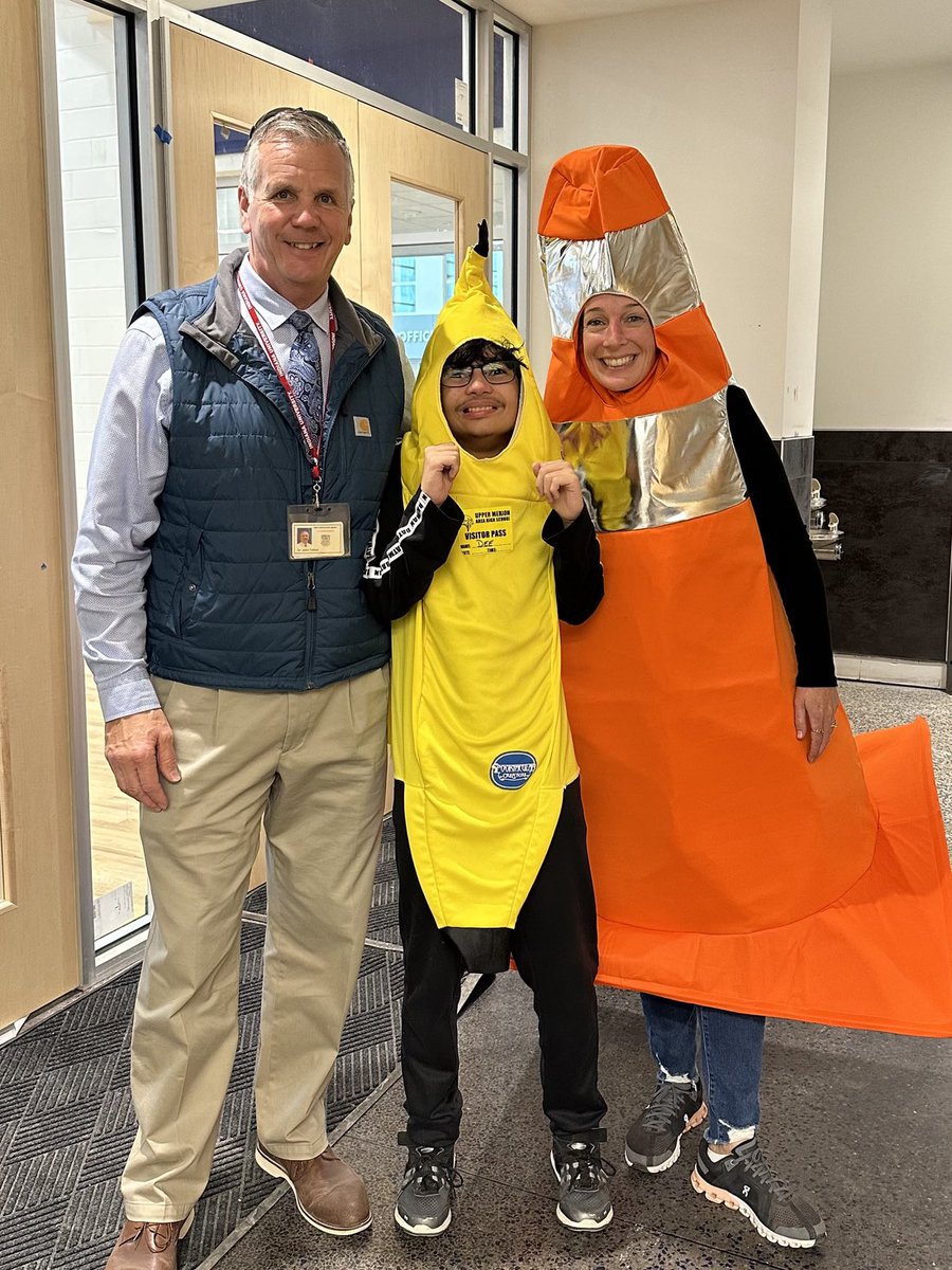 DrToleno's tweet photo. I enjoyed getting to hang out with a “banana” and a “traffic cone”! #awesomeness ⁦@UpperMerionSD⁩ https://t.co/K3aTHpH0qf