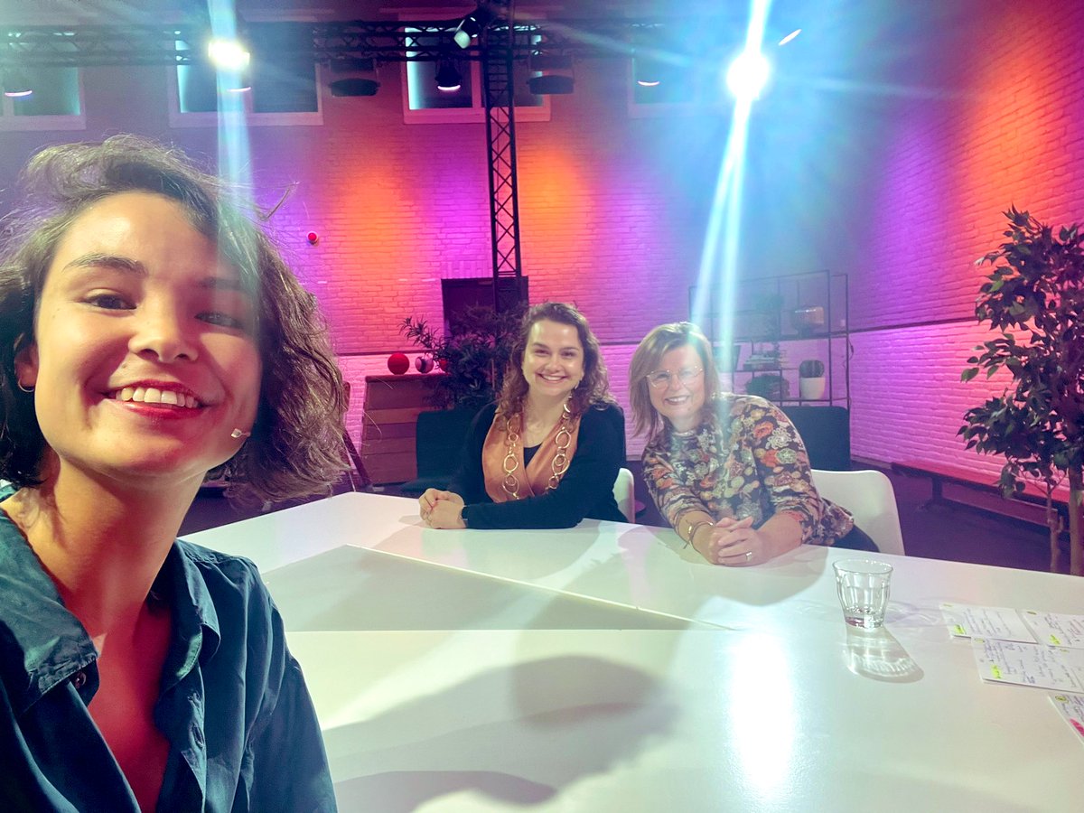 Terwijl iedereen Mastodont laat ik nog even weten dat de opnames voor de #burgerschapsonderwijs talkshow van @HetNJi leuk waren! De Voor de Jeugddag is 7 nov gratis online te volgen: voordejeugddag.nl