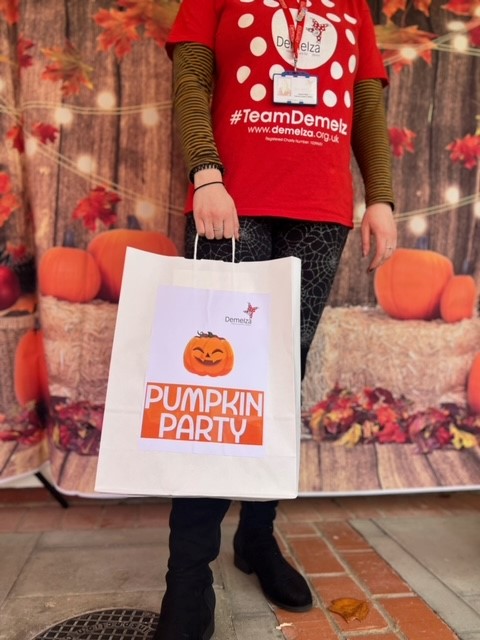 DemelzaCharity's tweet photo. Demelza families had a sensational time at our #PumpkinParty on Friday 🎃
Playing with slime, stroking animals, sensory reading and colourful lights - spooktacular fun was had by all... we can't wait until next year! 👻✨
#BeResponsive #Demelza #ItsAboutLife #FullLife https://t.co/9pfsCO6w1o