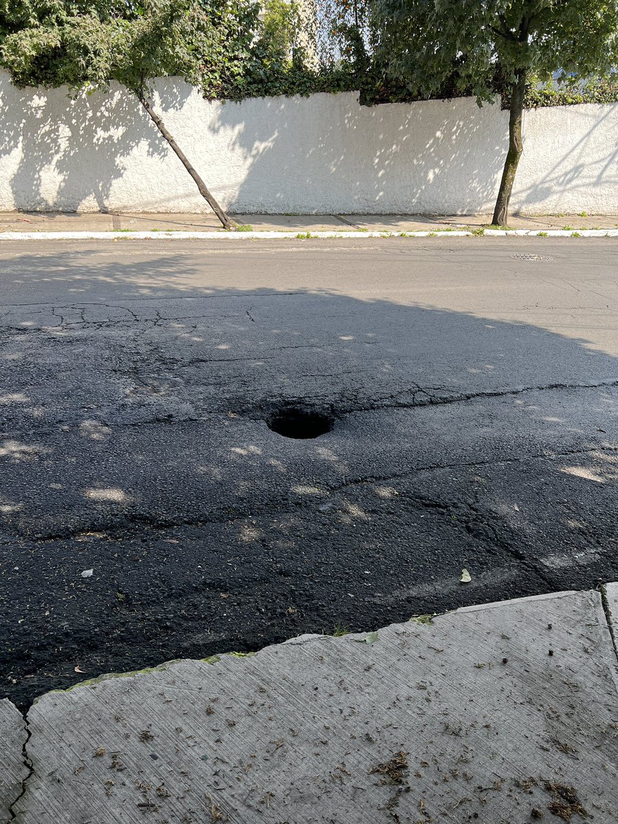 mchks's tweet photo. @AlcCuajimalpa @AdrianRubalcava @CuajimalpaDGSU se está formando un hoyo en el pavimento en prolongación avenida mexico entre ave. Deportivo y cerrada Veracruz y con las lluvias de ayer se está agrandando. https://t.co/iFUSE0dGX7