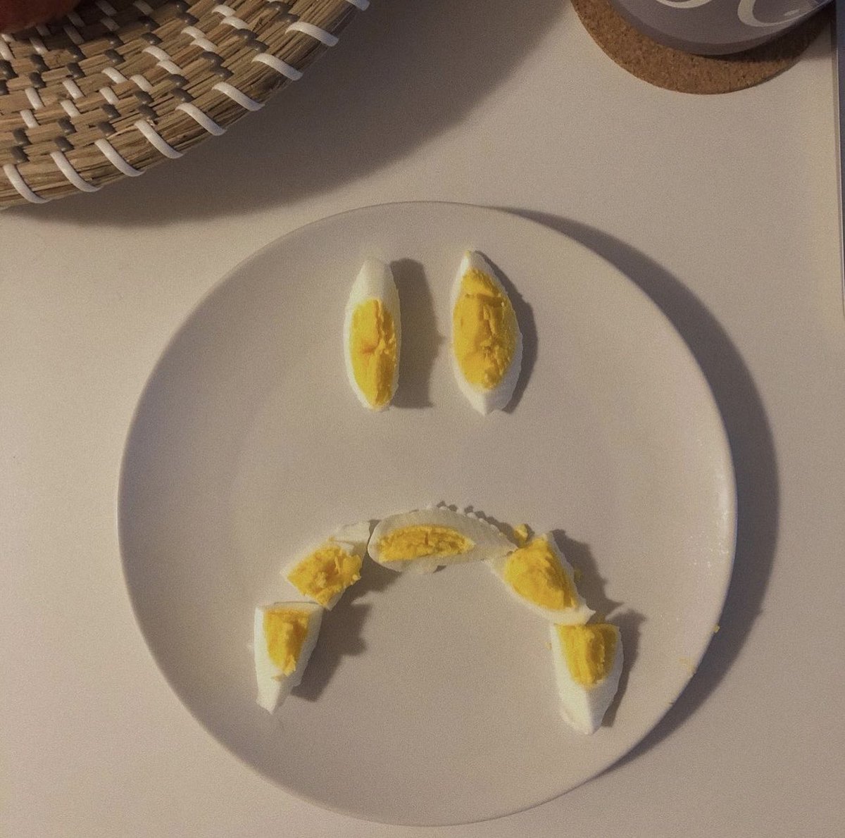 bu da benim kahvaltı tabağı sanatçı burda ruh halini yansıtmak istemiş. Sizlere mutsuz olmadığınız bi hafta dilerim