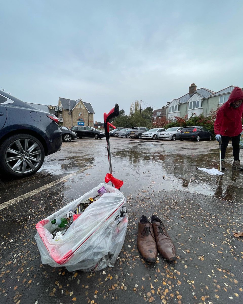 UKrubbishwalks's tweet photo. We were joined by the Invisible Man for yesterday’s #HallowClean litterpick in #Woodbridge. 🫥🎃👻💀🚯🗑 #halloween #litter #litterpick #invisibleMan #plasticpollution #spooky https://t.co/6pd0o19cdp