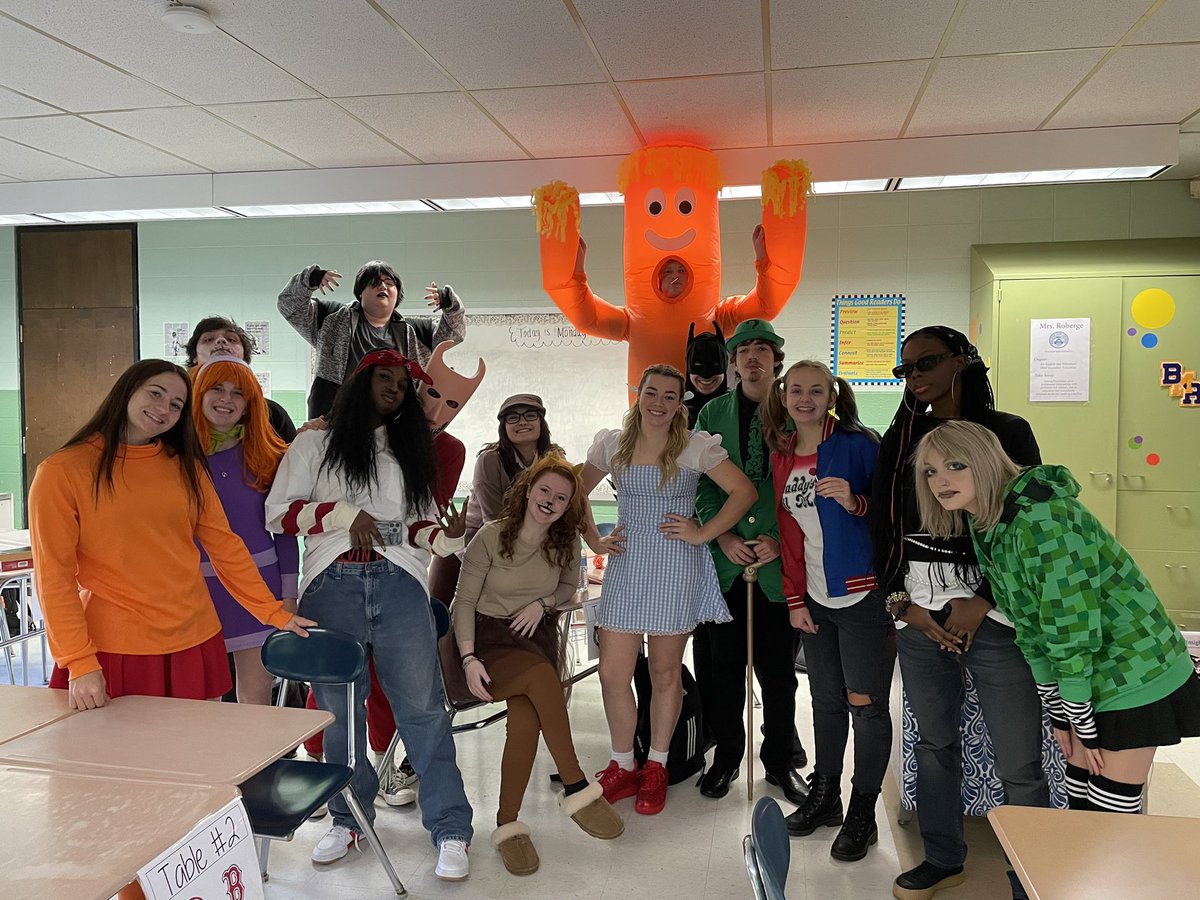 _Mrs_Roberge's tweet photo. Happy Halloween from the English department and some senior crews! 🎃 https://t.co/rhBRL5TsMC