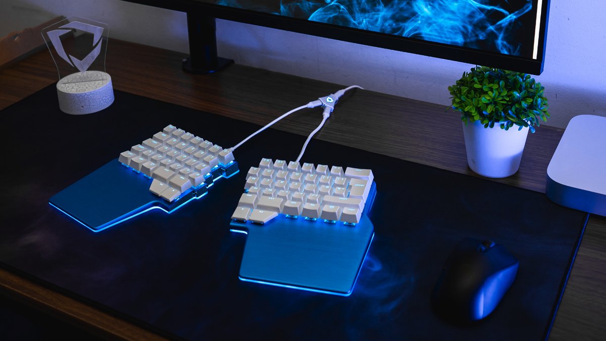 DygmaLab's tweet photo. New colors for the Dygma Raise with $40 off! 🌈

It has been a terribly kept secret, but here they are!

- Atlantis Blue 🌊
- Daredevil Red 👹
- Royal Purple ⚜️
- Egyptian Gold 🔱 https://t.co/BF0rAzjVLd