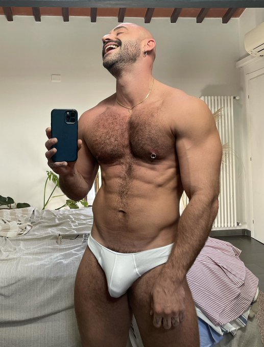 Watch Momo's leaked NSFW photo on TwXstars