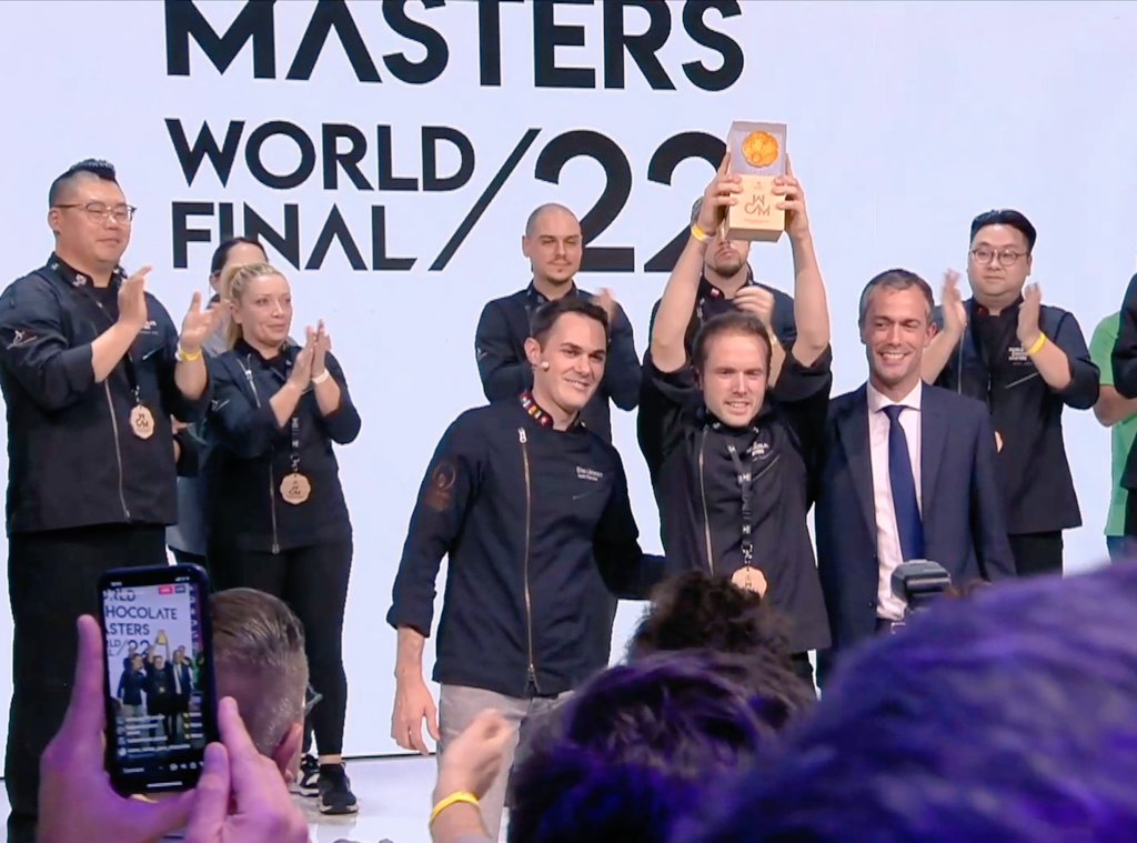 Hesperion's tweet photo. Em fa molt feliç explicar-vos que l'osonenc, Lluc Crusellas, acaba de guanyar el #WorldChocolateMasters 2022, enguany celebrat a París! #OsonaPower #ElCarme #Vic #stillYoung #mentreFemPanellets #AmauryGuichon #WorldChocolate https://t.co/5BEkhG2TZj