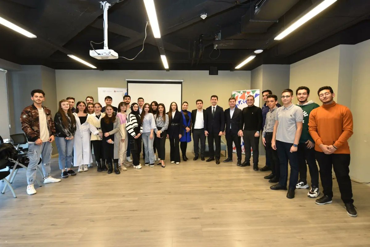 GTohfesi's tweet photo. Bu gün @NAYORA_AZ təşkilatçılığı ilə  AR Milli Məclisin deputatı @hamzanagif ilə "Azərbaycan reallıqlarının beynəlxalq aləmdə tanıdılmasında gənclərin rolu" mövzusunda görüş keçirildi. 
#NAYORA #GənclərTəşkilatları #GTİB https://t.co/U6LnuSUIp7