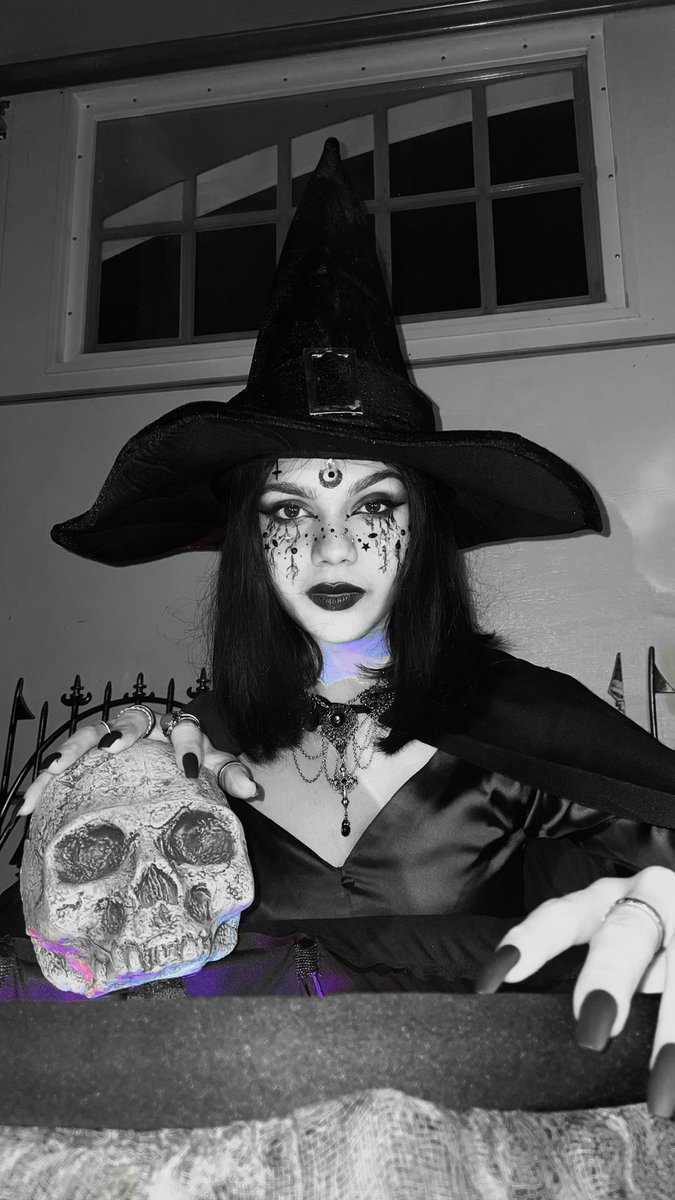 aboutritvi's tweet photo. Me and my resting WITCH face! HAPPY HALLOWEEN bbs…✨

#Halloween #Halloween2022 #halloweencostume https://t.co/UpEMtnWPox