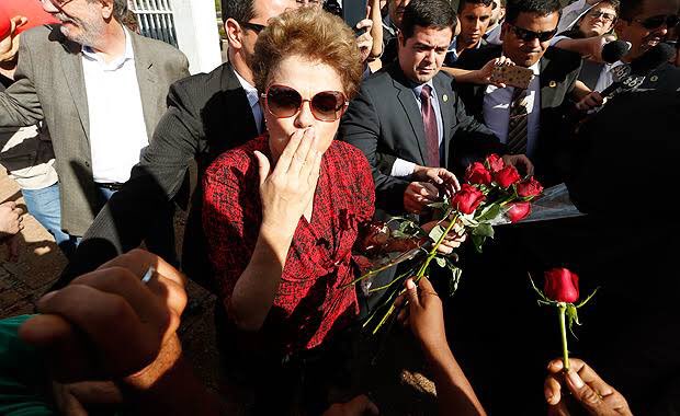 brisabracchi13's tweet photo. A presidenta @dilmabr comemorou a vitória de Lula com o mesmo vestido que saiu do Palácio da Alvorada em 2016. 

Diante da farsa do impeachment, ela sempre disse que a história nos absolveria. Ontem nos absolveu. Voltamos. https://t.co/HXsYs9UIAo
