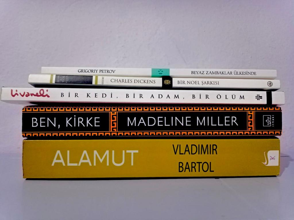 Ekim ayı okuma listem
#kitapseverlertakipleşiyor
#okumalistem #kitaptavsiyesi 
#vladimirbartol #alamut
#madelınemiller #benkirke
#zülfülivaneli #birkedibiradambirölüm
#charlesdıckens #birnoelşarkısı
#grıgorıypetrov #beyazzambaklarülkesinde