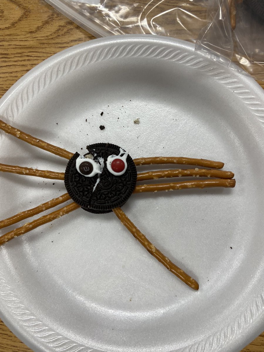 MissDawnMtView's tweet photo. We had so much fun making some Halloween themed crafts today! 🎃@MtView07836 @melandyk @debhuffman_ https://t.co/ci2ukKpD1j