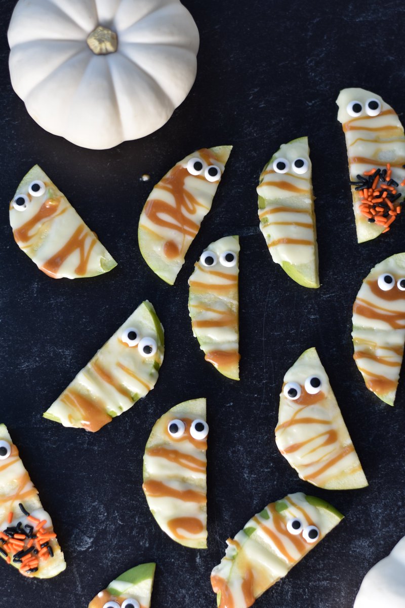 For anyone with #Migraine looking for candy alternatives, I made these little white chocolate mummies. You can do a sunbutter or caramel drizzle. 🎃