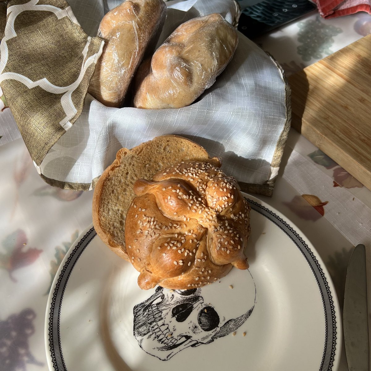 skeletonpete's tweet photo. A little #Halloween brunch. #PanDeMuerto https://t.co/k1tUouSBdX