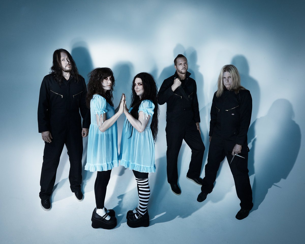 evanescence's tweet photo. 💀Trick or Treat💀

Happy Halloween everybody! Have fun and be safe out there tonight. See you on the other side (of the pond) very soon! https://t.co/Pmee5VEunh