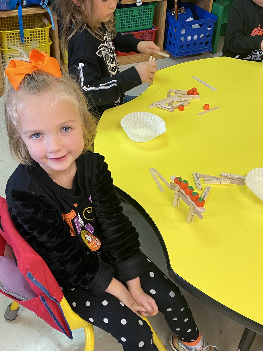 PRileyKinders's tweet photo. We were engineers today!  Students designed gates/fences for our five little pumpkins. @PotterGrayPride @BGISD https://t.co/OavGZuG2Hp