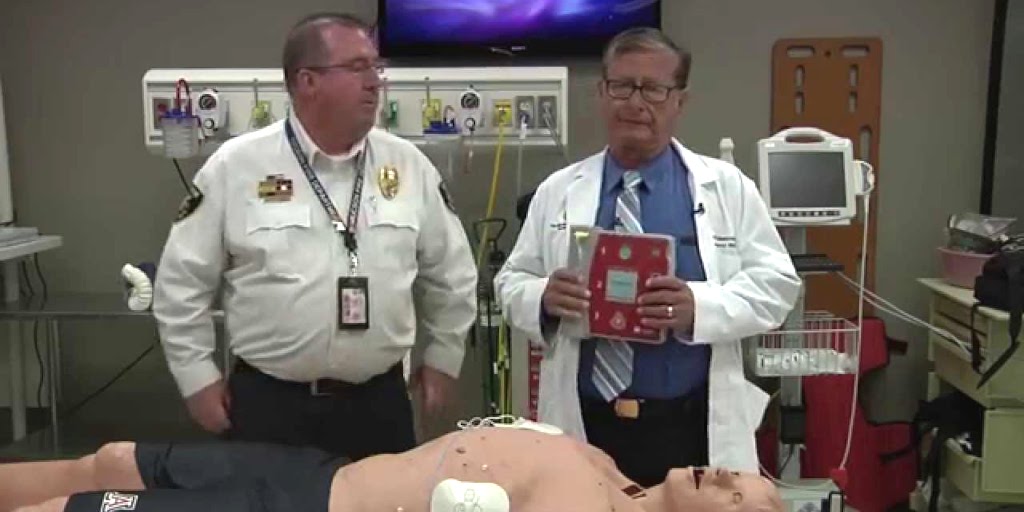 UAZMedTucson's tweet photo. For Sudden Cardiac Arrest Awareness Month, @UAZHeart shares how anyone -- not just health care providers -- can save a life with an automated external defibrillator. Includes a link to a video. https://t.co/z1qvx0wBun #SCAAMonth https://t.co/WTjr9f5Pm0