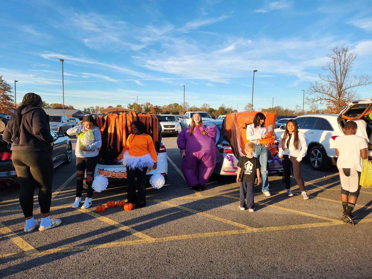 BedCoSchools's tweet photo. #LearningWayElementary's Fall Festival was a success with a great turn out for games, pumpkin painting, a bake sale, grilled hot dogs, trunk or treat, first responders, a fall photo scene and a costume contest! #FamilyFun #CommunityInvolvement #BedfordCountySchools https://t.co/14TEXtFL1a