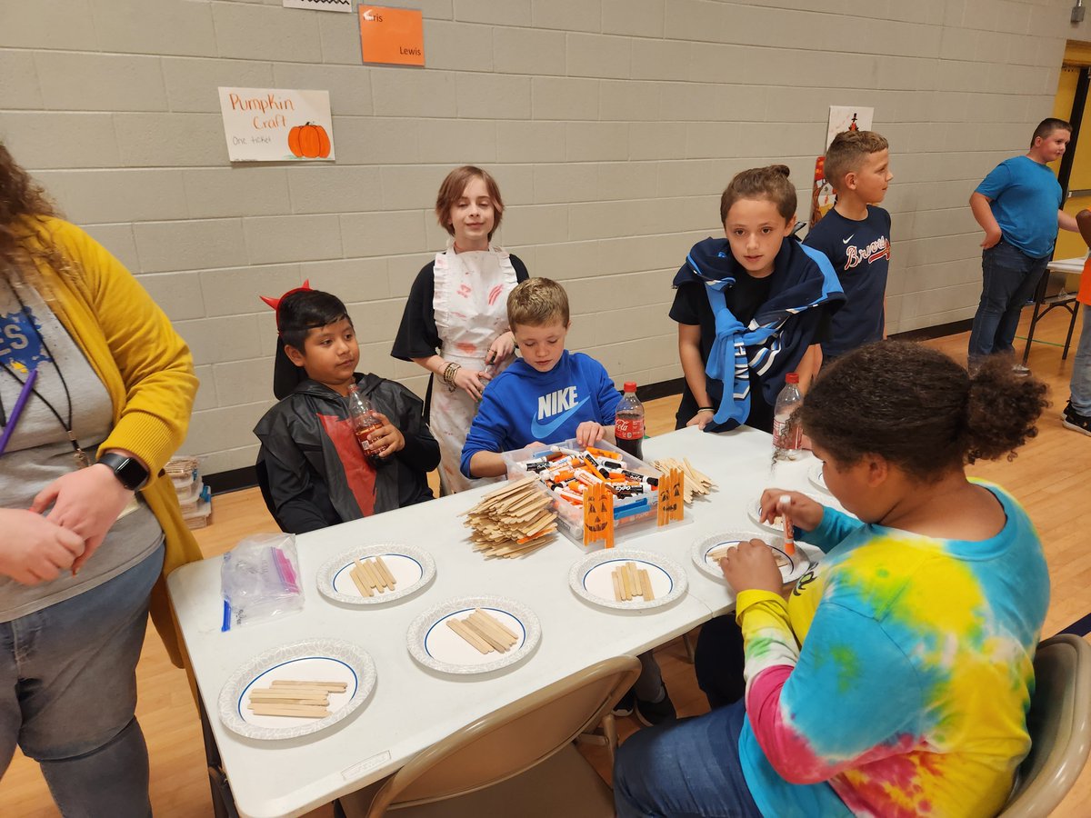 BedCoSchools's tweet photo. #LearningWayElementary's Fall Festival was a success with a great turn out for games, pumpkin painting, a bake sale, grilled hot dogs, trunk or treat, first responders, a fall photo scene and a costume contest! #FamilyFun #CommunityInvolvement #BedfordCountySchools https://t.co/14TEXtFL1a