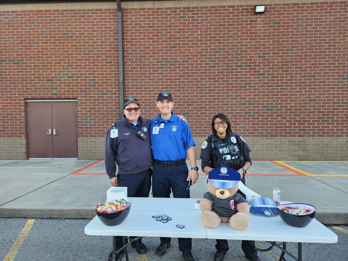 BedCoSchools's tweet photo. #LearningWayElementary's Fall Festival was a success with a great turn out for games, pumpkin painting, a bake sale, grilled hot dogs, trunk or treat, first responders, a fall photo scene and a costume contest! #FamilyFun #CommunityInvolvement #BedfordCountySchools https://t.co/14TEXtFL1a