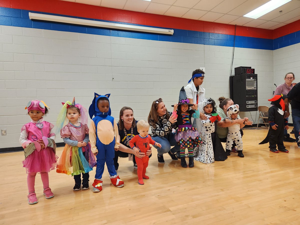 BedCoSchools's tweet photo. #LearningWayElementary's Fall Festival was a success with a great turn out for games, pumpkin painting, a bake sale, grilled hot dogs, trunk or treat, first responders, a fall photo scene and a costume contest! #FamilyFun #CommunityInvolvement #BedfordCountySchools https://t.co/14TEXtFL1a