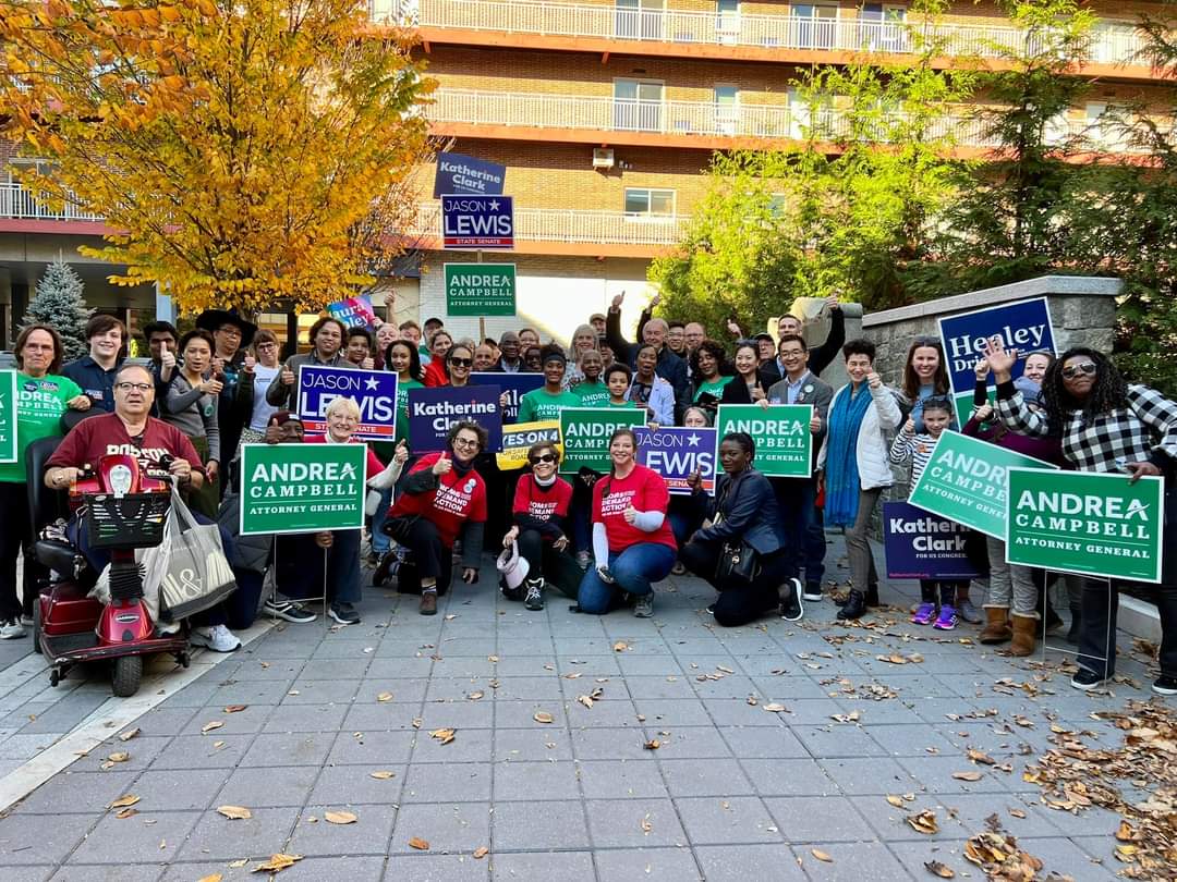 abs628's tweet photo. So we had kind of a big crowd at our canvass in #Malden yesterday and we're still pretty psyched about it. Let's go, #TeamHealey! π
πΈ Awesome photo by @ElectJasonLewis
#FiredUpReadyToGo #GOTV
#mapoli https://t.co/wXOd3EXHty