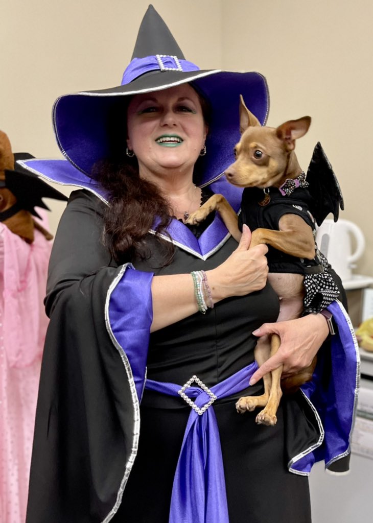 WendyDawn11's tweet photo. 🎃 Happy Halloween from the Wicked Witch and her flying monkey! 🐒
💚💜🖤🧡
#rescuedog #TheBabyGoddessAthena
#wizardofozthemeday #dressupforwork https://t.co/V7PxUZMBlh