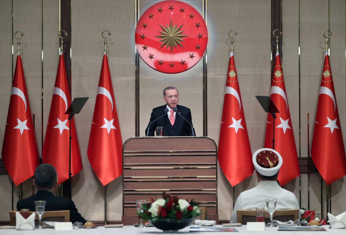 DIBAliErbas's tweet photo. İlçe Müftülerimizle birlikte “İlçe Müftüleriyle İstişare Toplantısı” kapsamında Cumhurbaşkanımız Sayın Recep Tayyip Erdoğan'ın misafiri olduk. Kabul ve hitaplarından dolayı Cumhurbaşkanımız Sayın @RTErdogan'a teşekkür ederiz. https://t.co/aHXZ6HmZqj