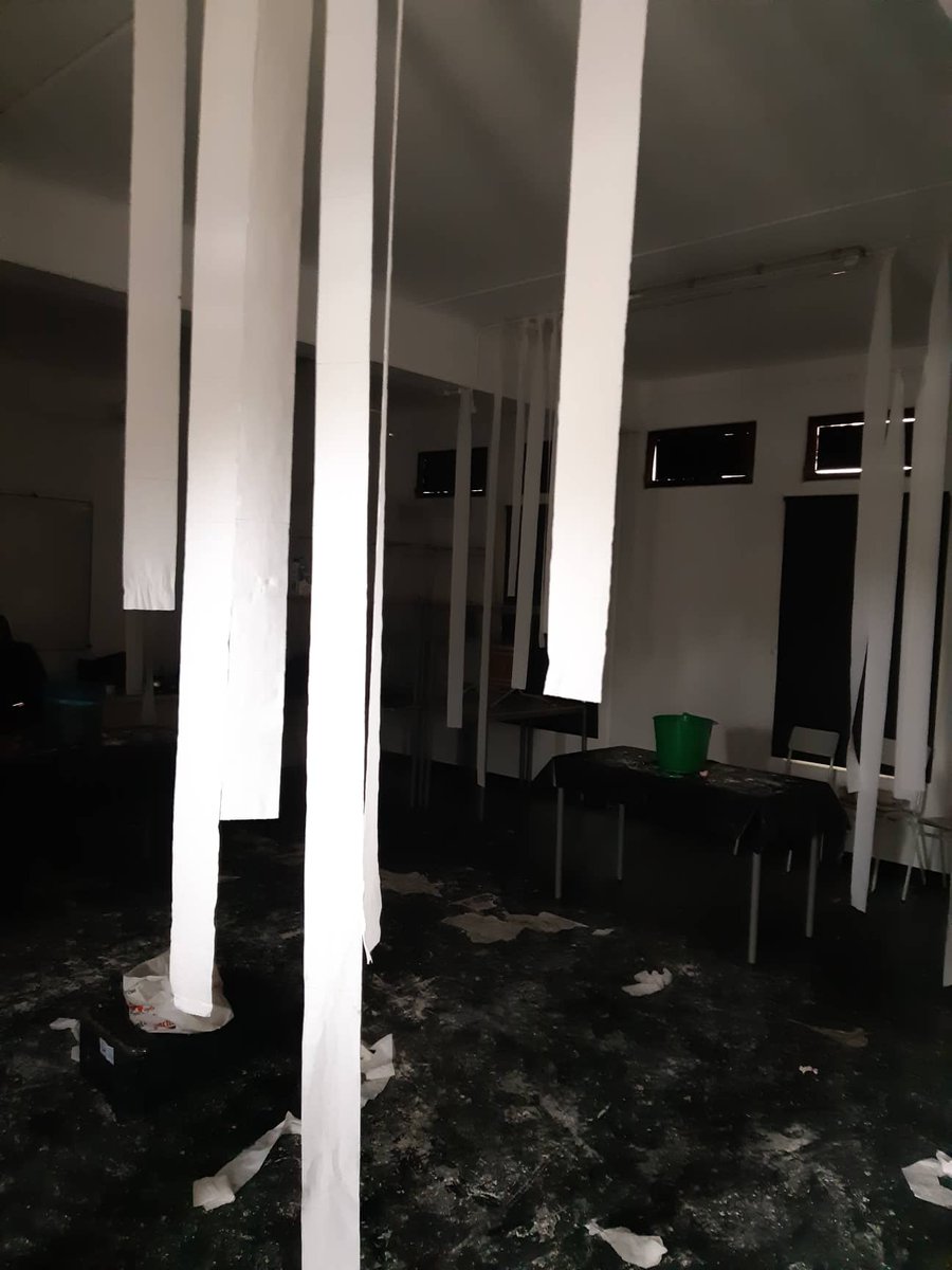 👻 Atividades de Halloween 🎃
Os alunos do terceiro ano do curso comercial organizaram uma feira temática, com muitos bolos e doces. Os alunos do segundo ano do curso de turismo, organizaram uma atividade sensorial e assustadora "o quarto escuro". ☠️
