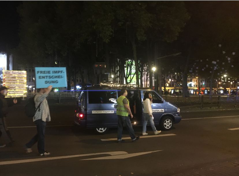 wenig_worte's tweet photo. "Straßen sind Rettungswege. Immer. Wer sie blockiert, hat Blut an den Händen. Ganz einfach."
- Julian Reichelt

#Köln #Impfgegener #Coronaleugner https://t.co/xpGP0UQBRu