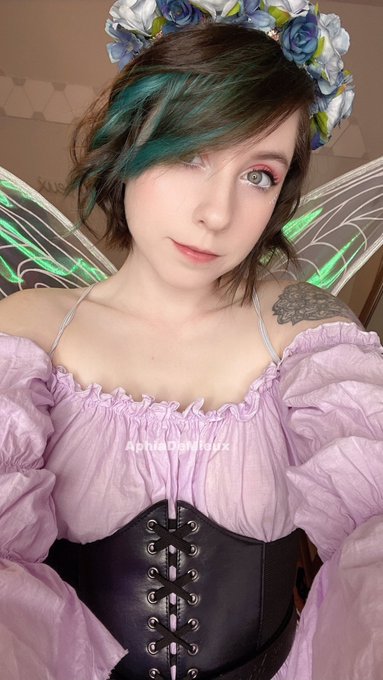 🌺Aphia DeMieux🌺 - 1 pic. Happy Halloween! I’m a fairy today ^.^ https://t.co/GlLYkoDewu