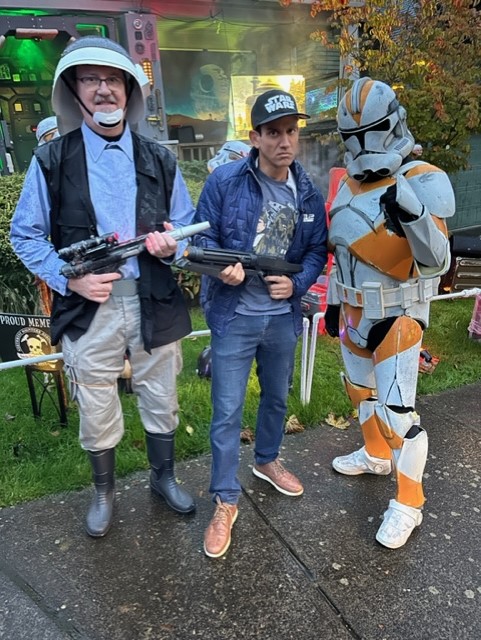 fox12oregon's tweet image. Halloween is here and some of you are going all out! This morning, @JoeVFox12 stopped by a home in Portland that looks like it's from a galaxy far, far away. Watch #OnTheGoWithJoe at The Outer Rim: kptv.tv/3fg6bko