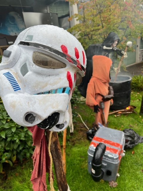 fox12oregon's tweet image. Halloween is here and some of you are going all out! This morning, @JoeVFox12 stopped by a home in Portland that looks like it's from a galaxy far, far away. Watch #OnTheGoWithJoe at The Outer Rim: kptv.tv/3fg6bko