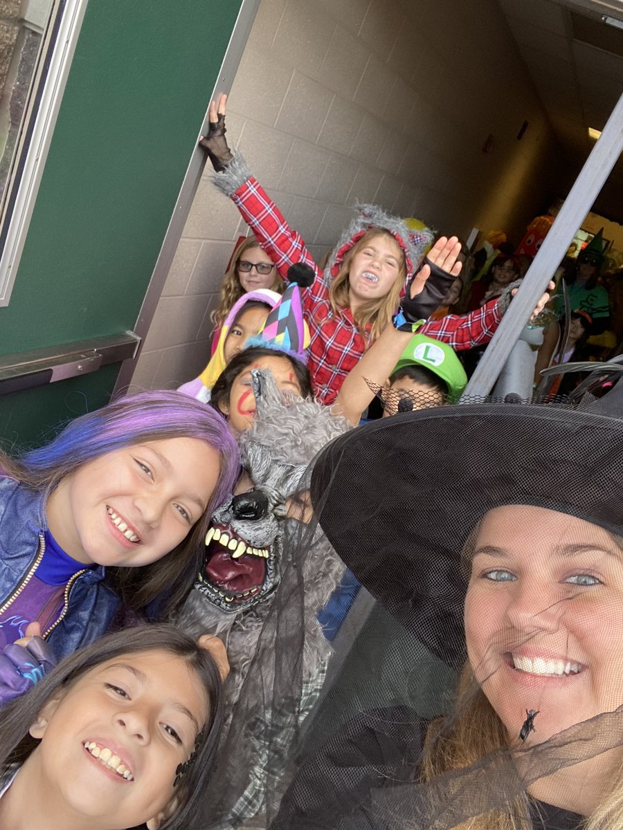 Halloween parade fun with room 32! 🎃👻