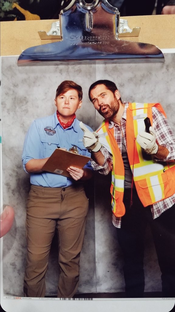 It's been a whole year since @realtimrozon dressed up as an archaeologist for Halloween! 😉⛏️ #WynonnaEarp