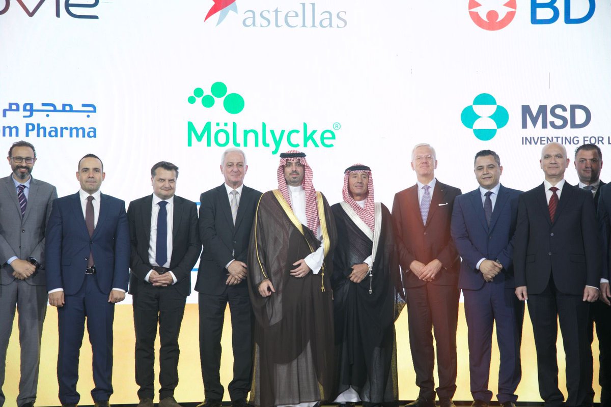 الأمير #سعود_بن_جلوي محافظ جدة يرعى حفل مجموعة تمر بمرور 100عام على تأسيسها بحضور رئيس مجلس الإدارة أيمن تمر
..أعلنت الشركة خلال الحفل عن إنشاء مصنع تمر - مونليكي لدعم توطين الصناعات في المملكة بما يتوافق مع #رؤية_المملكة_2030 والذي سيوفر فرص عمل للشباب السعودي في القطاع الدوائي