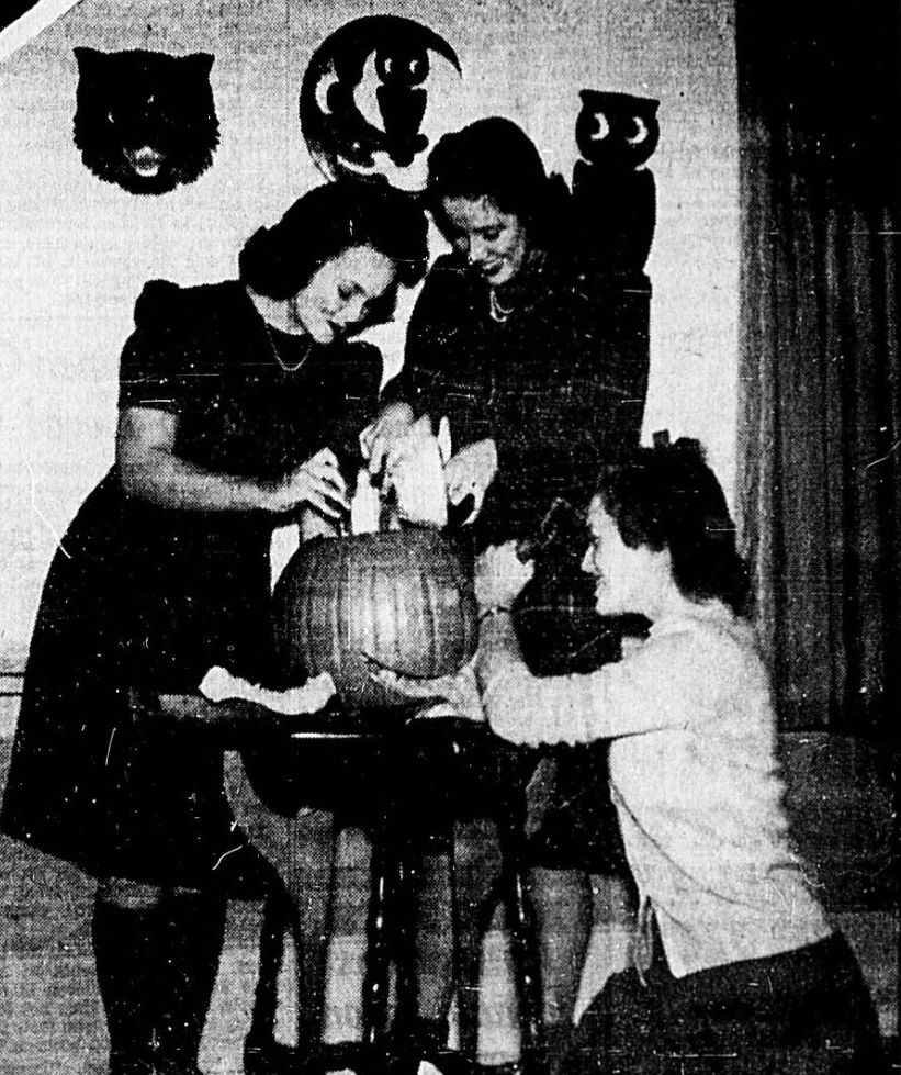 Halloween, 1940: 3 women carve out a pumpkin, fill it with treats + a ring, a key, and a slipper. Find the slipper - go on a journey, find the ring - get married, and the person who found the key would just have a happy year.
📸: The Winnipeg Evening Tribune