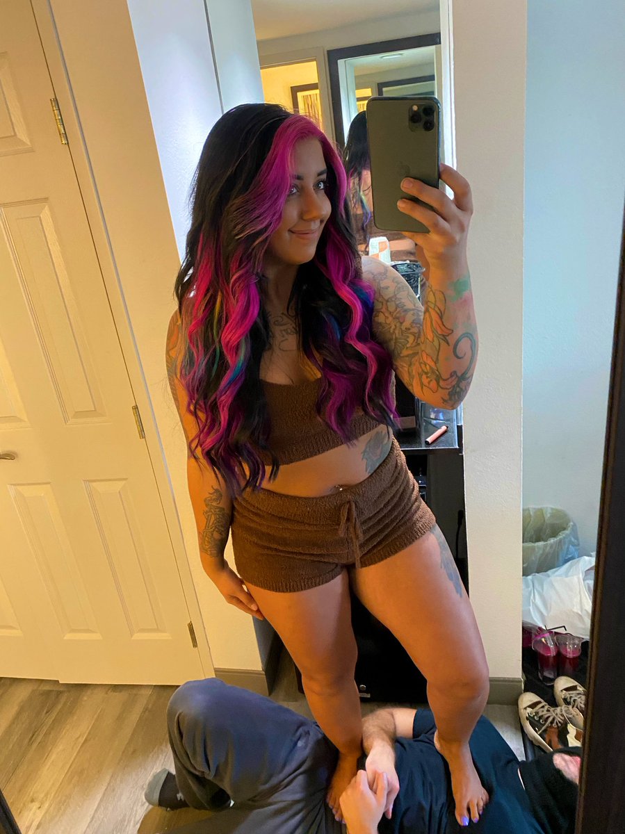 𝐆𝐎𝐃 𝐍𝐈𝐗𝐈𝐄 ♡ on Twitter "I want some new toys to stand on 💕"