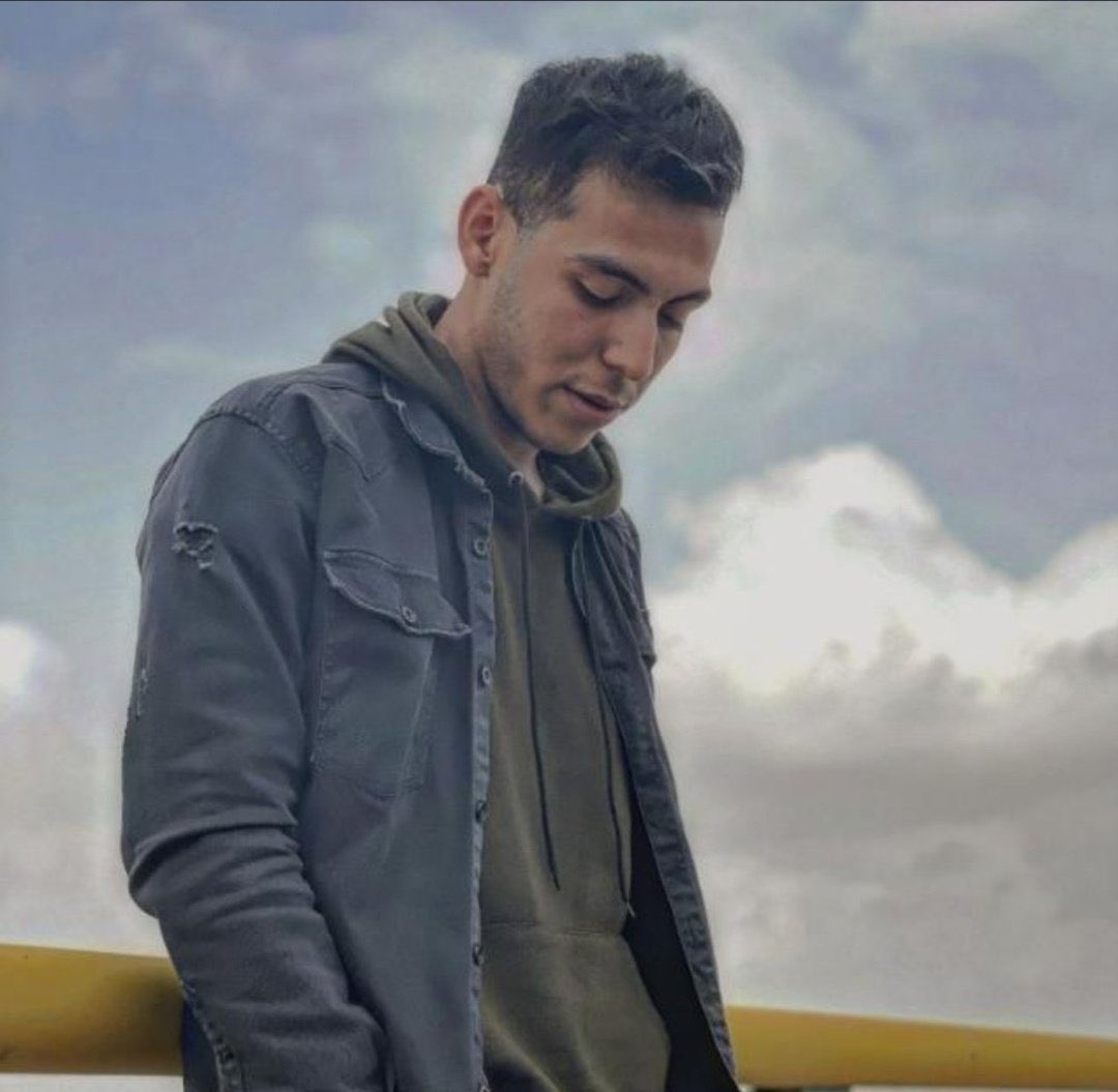 pouriazeraati's tweet image. احمد مقدم روز پنجشنبه ۵ آبان در اهواز ربوده شد.
هنوز از او خبری نیست.
یک شماره ناشناس به پدرش زنگ زده گفته &apos;ما اطلاعات هستیم، بچتون دست ماست&apos;.
بعد این مکالمه پدرش به کلانتری‌ها مراجعه کرده اما پلیس بهش گفته &apos;چنین فردی بازداشت نشده و خبری ازش نداریم&apos;.

صداشون باشید
#مهسا_امینی