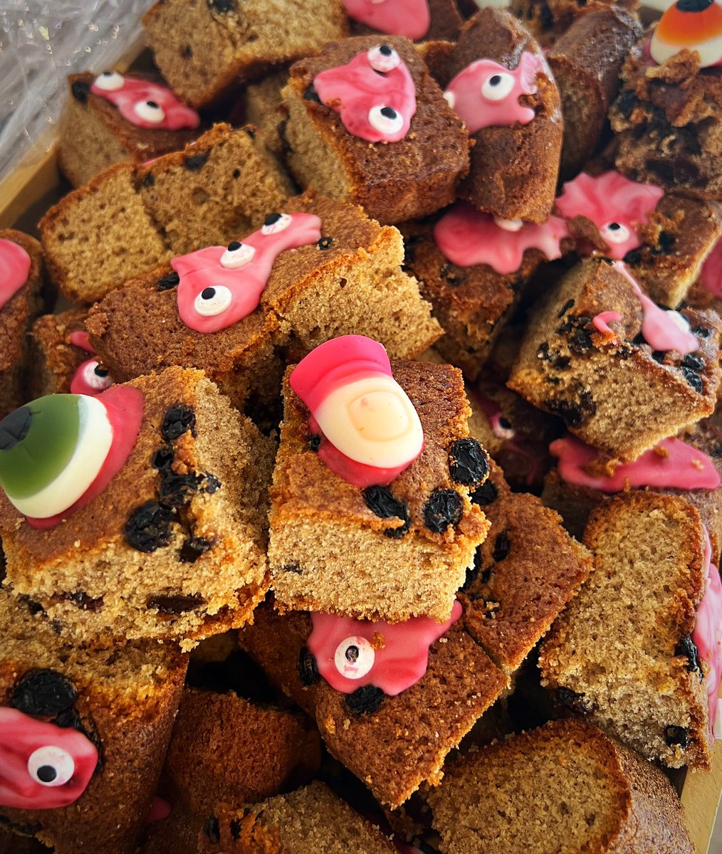 kellywi43777874's tweet photo. Ghoulish cake and cookies for lunch today and both bun breaks, so much fun but gosh it was busy…@AlixeParris @MarkGreenfiel12 @tbutler1008 @sandraoakes11 @shane_blay @HolroydHowe https://t.co/vJDu9kNcu8