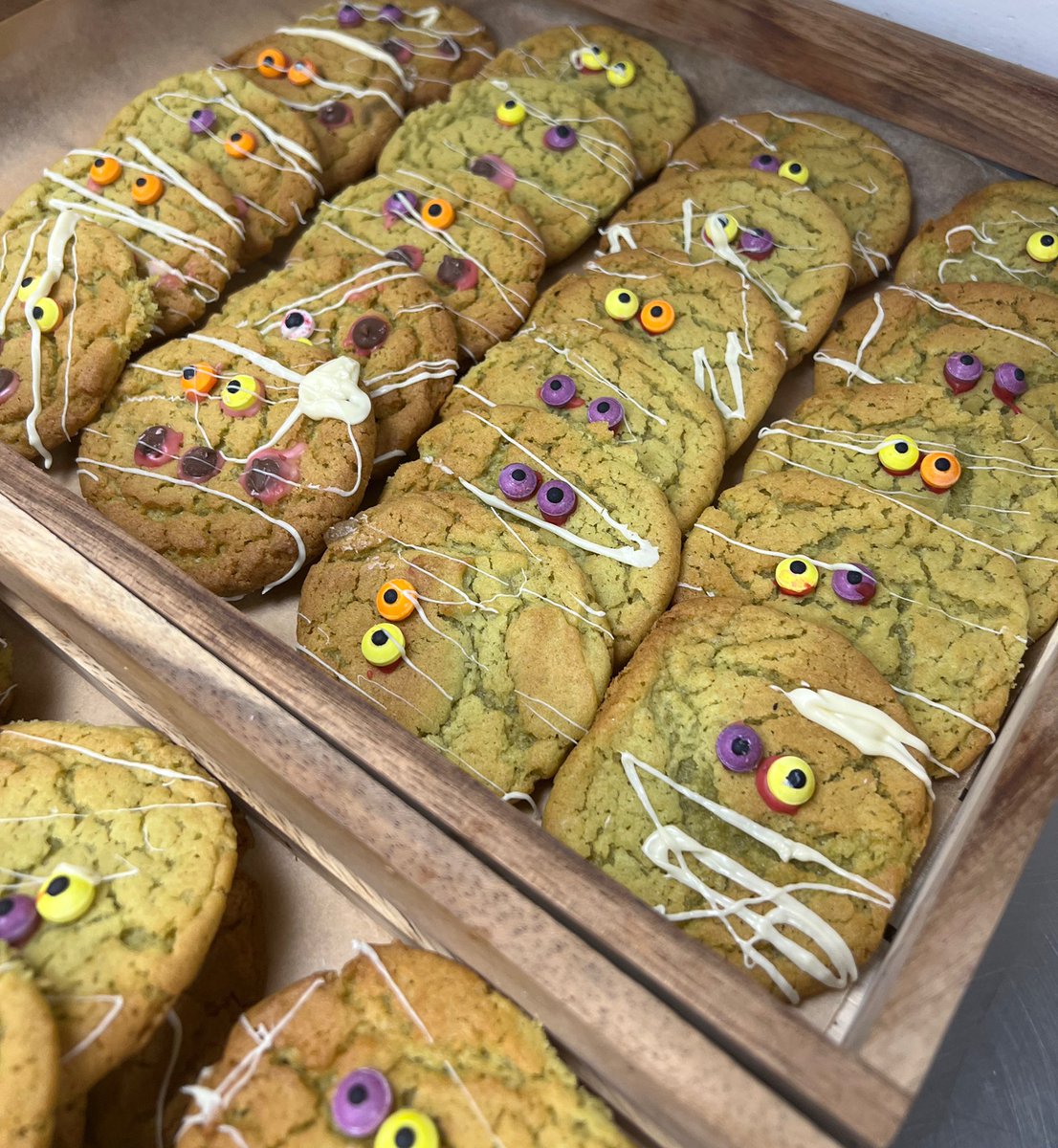 kellywi43777874's tweet photo. Ghoulish cake and cookies for lunch today and both bun breaks, so much fun but gosh it was busy…@AlixeParris @MarkGreenfiel12 @tbutler1008 @sandraoakes11 @shane_blay @HolroydHowe https://t.co/vJDu9kNcu8
