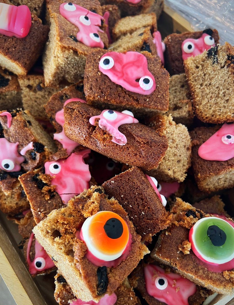 kellywi43777874's tweet photo. Ghoulish cake and cookies for lunch today and both bun breaks, so much fun but gosh it was busy…@AlixeParris @MarkGreenfiel12 @tbutler1008 @sandraoakes11 @shane_blay @HolroydHowe https://t.co/vJDu9kNcu8