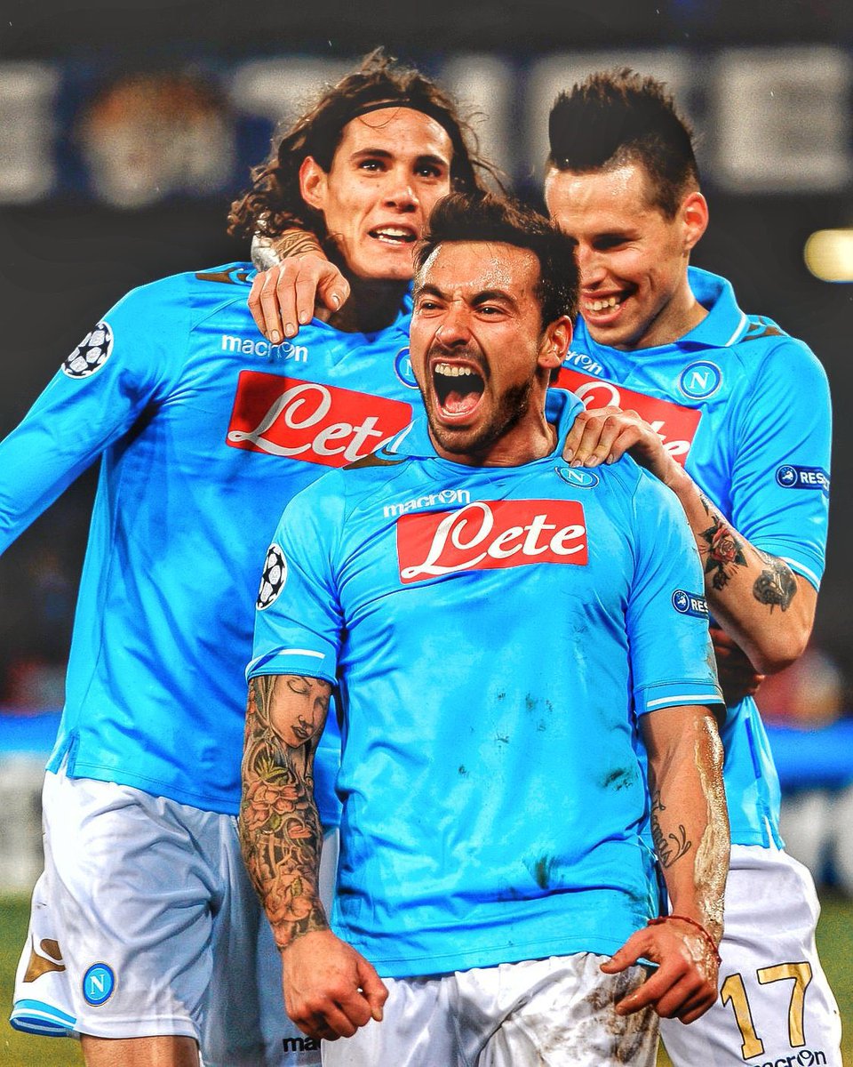 ItsSeedy's tweet image. Qui reconnais le mec devant Hamsik et Cavani ??