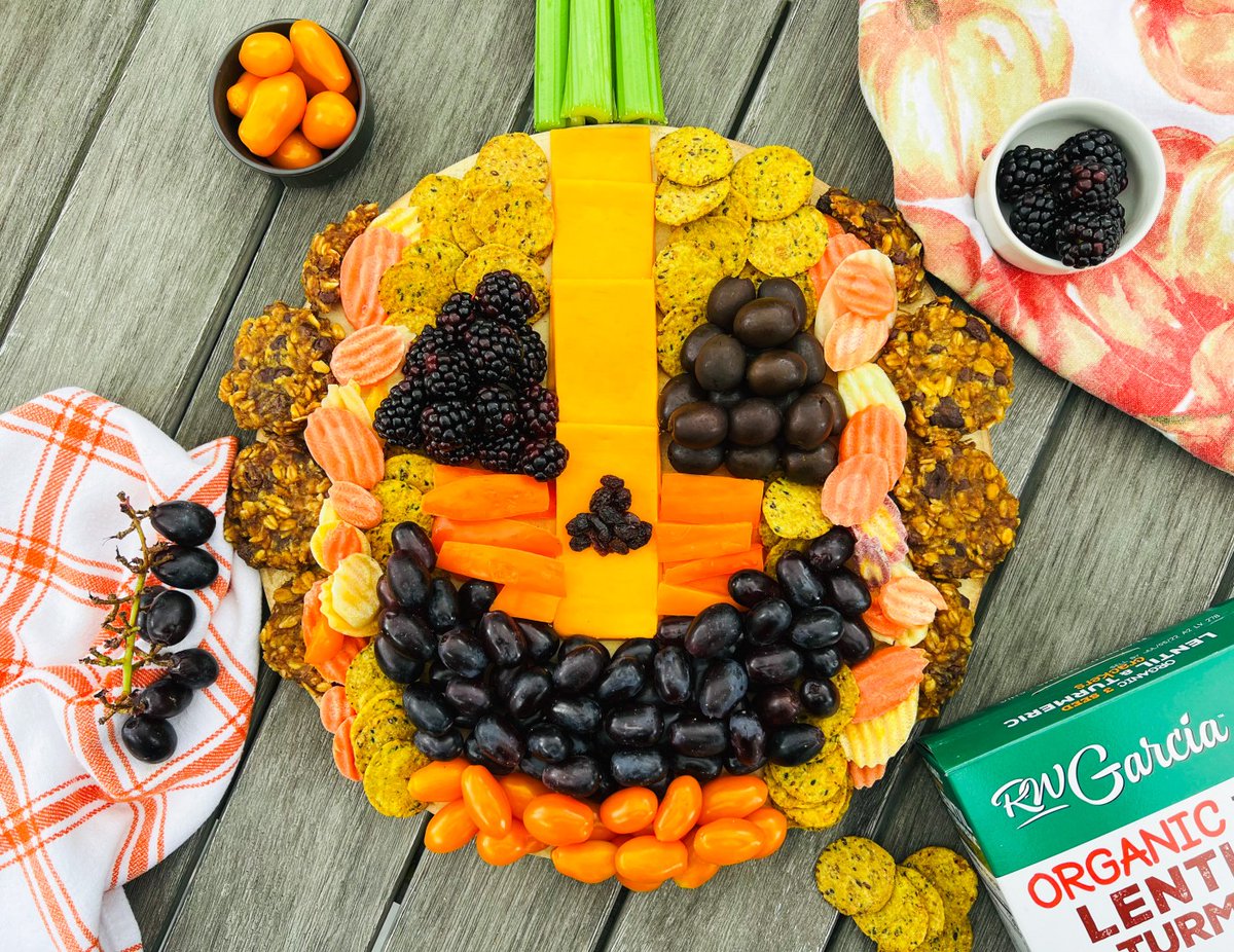 Looking for the perfect #Halloween snack plate or party platter? Well, look no further, #LivLaughCook has achieved spooky perfection with her Jack-O-Lantern charcuterie board! 🎃

Happy Halloween!

Find the full recipe here: livlaughcook.com/recipes/hallow…

#trickortreat #halloweenparty