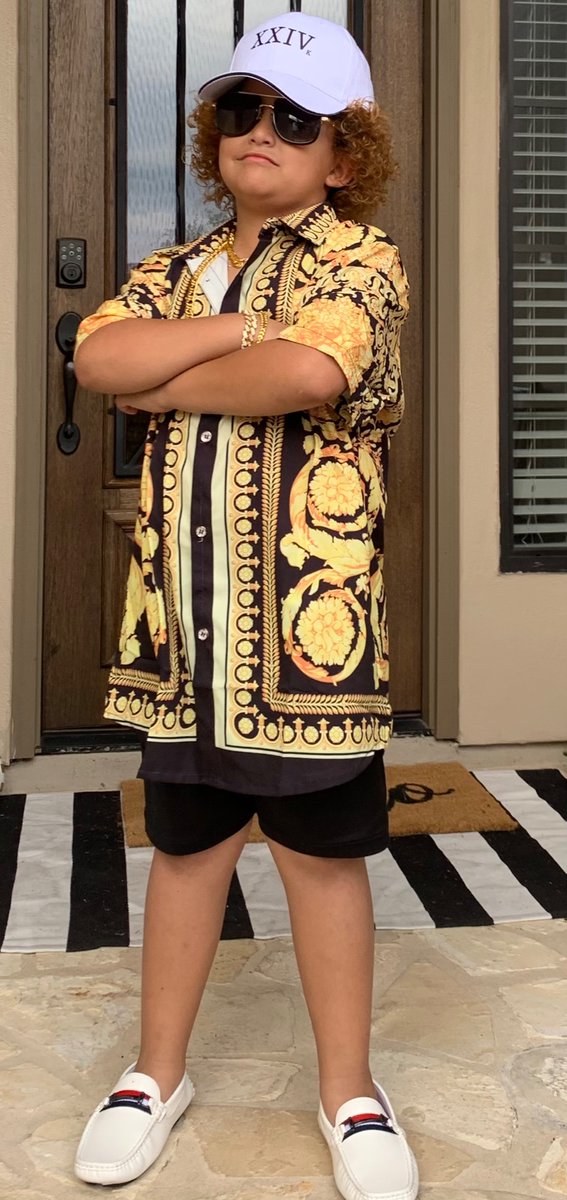 dcaption's tweet photo. My nephew bringing that 24 karat gold touch to the neighborhood @BrunoMars @PerezHilton @TMZ  🧡🎃 #Halloween2022 #BrunoMars 
#satx https://t.co/qehfhcbDIn