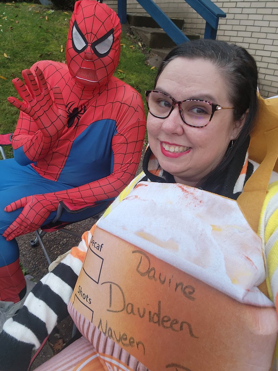 DKDoesStories's tweet photo. Just your friendly neighborhood spiderman amd a giant #StarbucksFail passing out candy on this rainy #Halloween night. https://t.co/mmyF45FHSb